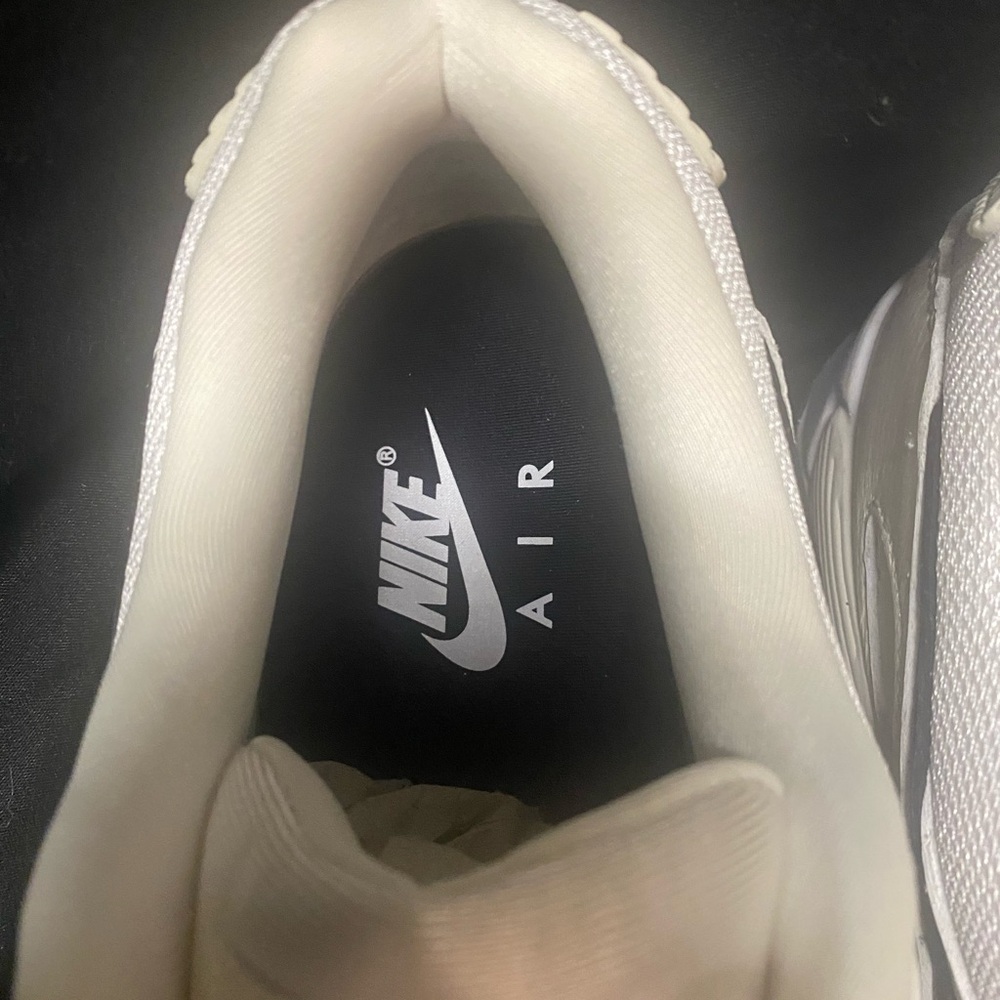 NEW, NEVER WORN Nike White/Ivory/Black Air Max Women's Athletic Shoe. Size 10 - Picture 3 of 8